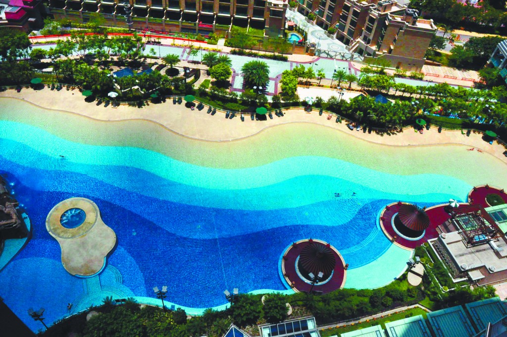 包括有長達120米的戶外園林沙灘泳池