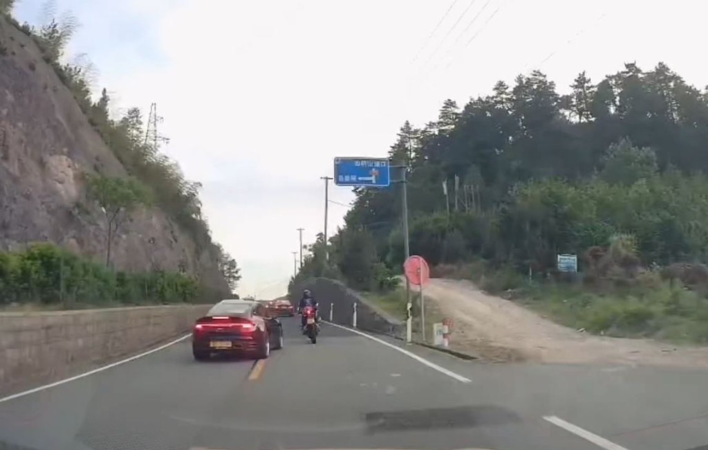 保時捷司機先逆線，之後追尾撞上電單車。抖音＠項少.玩機車