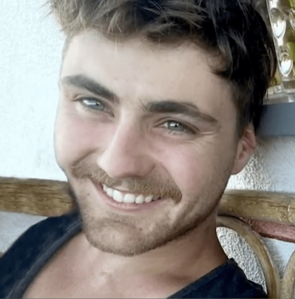 亚伦的死亡时间为8月18日清晨5时至6时之间，排除他杀可能。法医判定他生前曾发生“颈部半断开引发的神经性休克”，导致几乎即时死亡。X@pomeriggio5画面截图