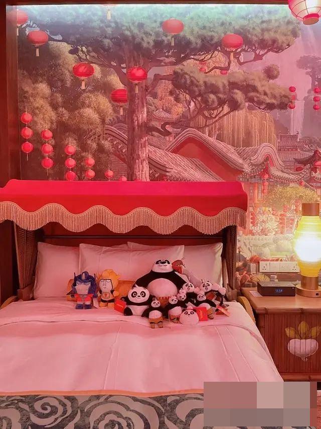 床上放有多個功夫熊貓公仔。網圖