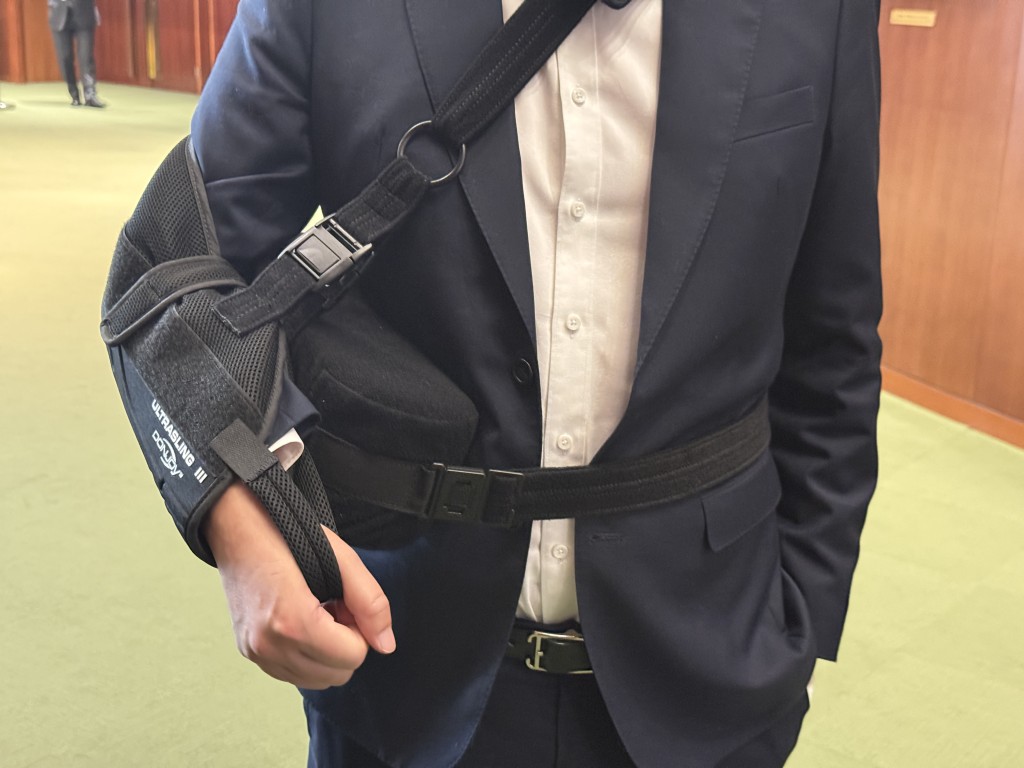 邵家辉今早（25日）现身立法会时，右手戴上固定器，状甚不便，原来是打沙包时韧带受伤。