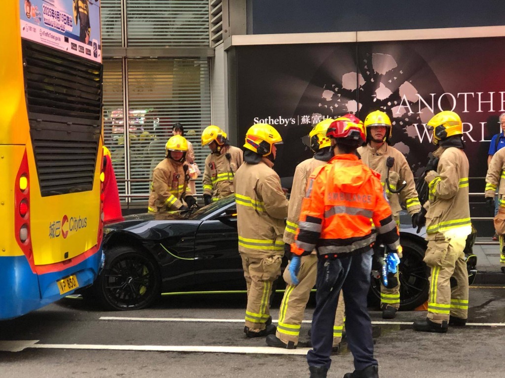 一輛Aston Martin跑車在撞到城巴車尾。網上圖片 一輛Aston Martin跑車在撞到城巴車尾。網上圖片