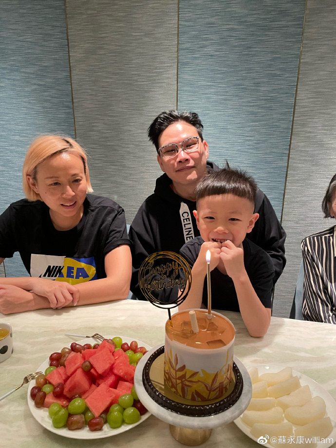 Jazz見到蛋糕超興奮。