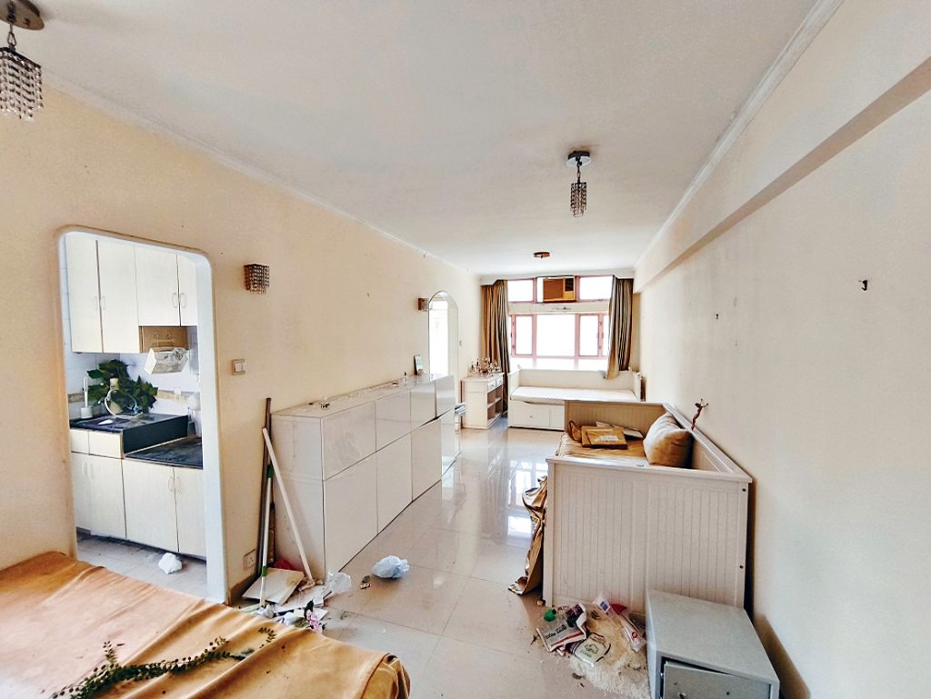 屯門香港黃金海岸1A期1座2樓C室，開拍價288萬，較銀行估價低28%。