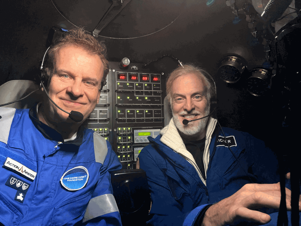 2021年3月5日，哈丁（左）和另一探险家韦斯科（Victor Vescovo）乘坐一架双人潜艇深入马里亚纳海沟（Mariana Trench）最深处挑战者深渊，抵达世界海洋最低点。