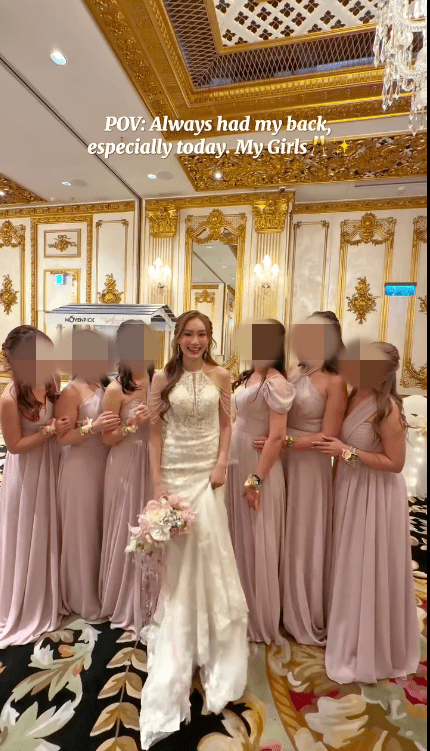 新娘換上白色婚紗與姊妹團合照。