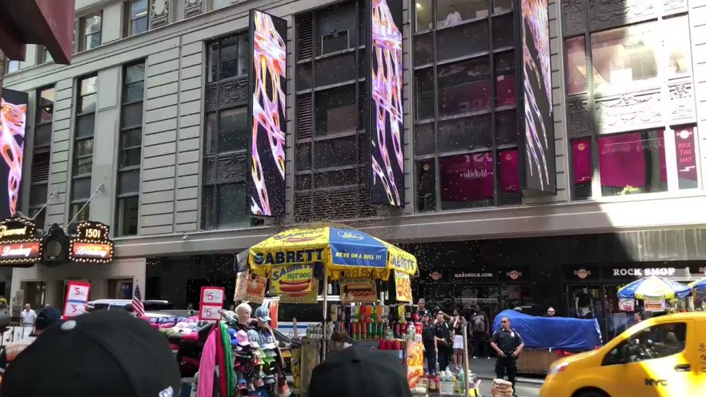 「捕蜂小組」表示，今次在時代廣場集結的蜜蜂約有2.5萬隻。 網圖