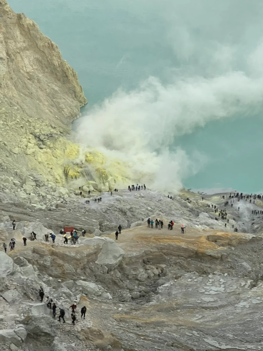 印尼「伊真火山」吸引全球各地遊客。小紅書