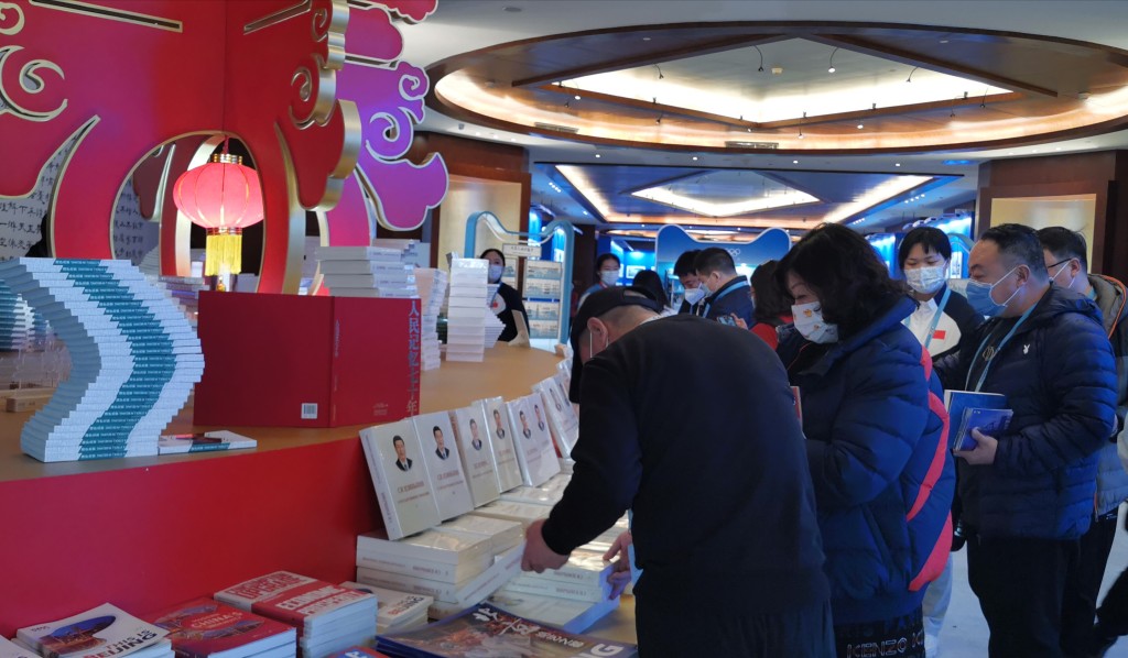 北京冬奧新聞中心,記者翻閱國家主席習近平的著作。楊浚源攝
