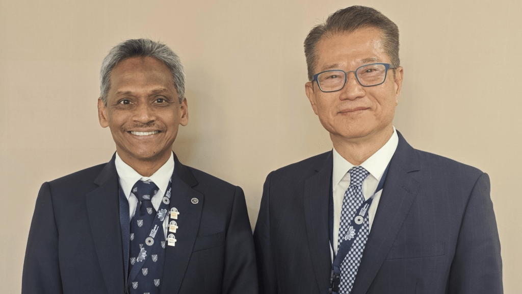 財政司司長陳茂波（右）與馬來西亞中央銀行行長Abdul Rasheed Ghaffour（左）會面。