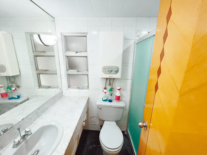 浴室采明厕设计，空间通风。
