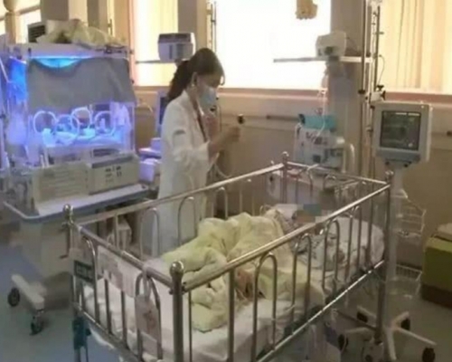 肛門閉鎖症又稱鎖肛、無肛門症。該病是常見的先天性消化道畸形,占新生兒1/1500 - 1/5000,男多於女。(網圖)