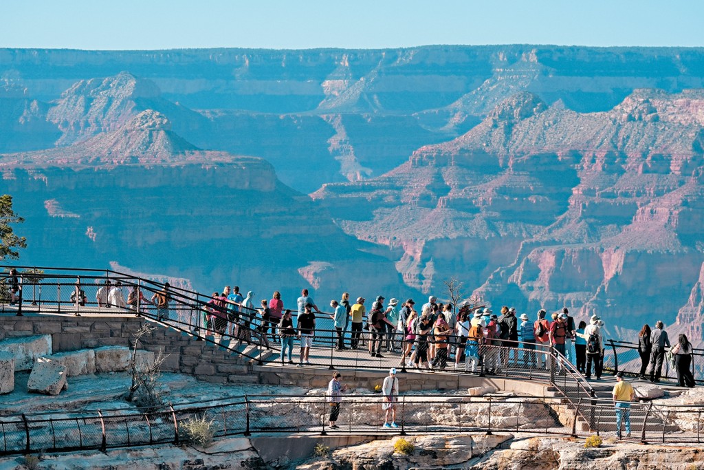 遊客在亞利桑那州遊覽大峽谷國家公園。