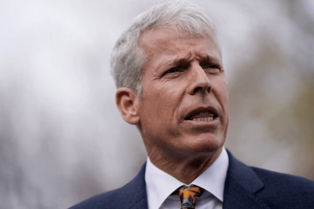 美国能源部长赖特（Chris Wright）周二（10日）一度在社交媒体宣布海军成功护航油轮，随后火速删帖。美联社