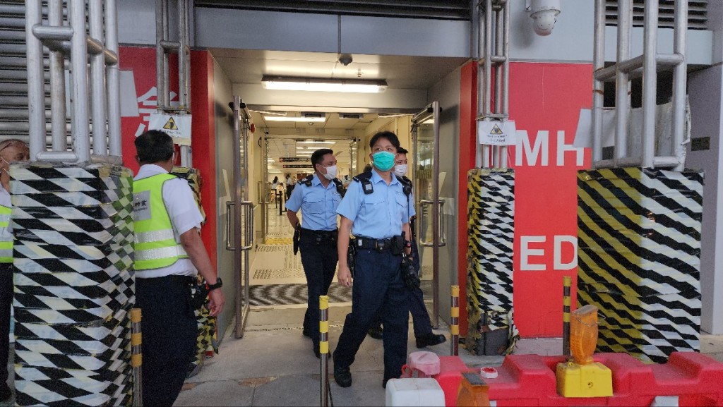 大批警員在醫院跟進意外。黃文威攝 大批警員在醫院跟進意外。黃文威攝