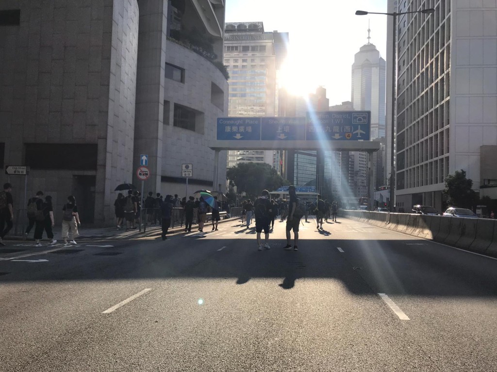 示威者佔據大會堂外干諾道中