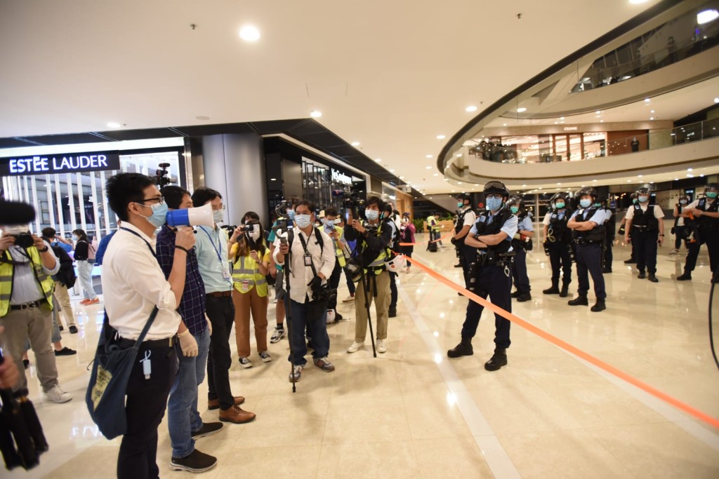 警方驅散聚集人群