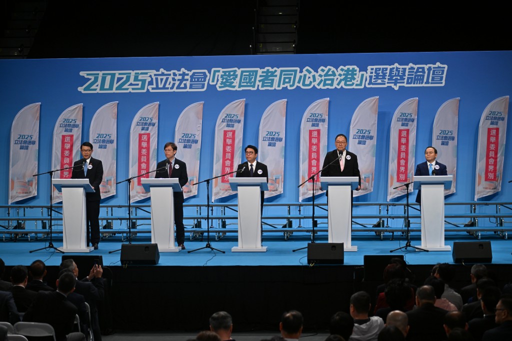 左至右:16號吳英鵬、17號招國偉、18號郭志華、19號黃錦輝、20號陳永光 左至右:16號吳英鵬、17號招國偉、18號郭志華、19號黃錦輝、20號陳永光