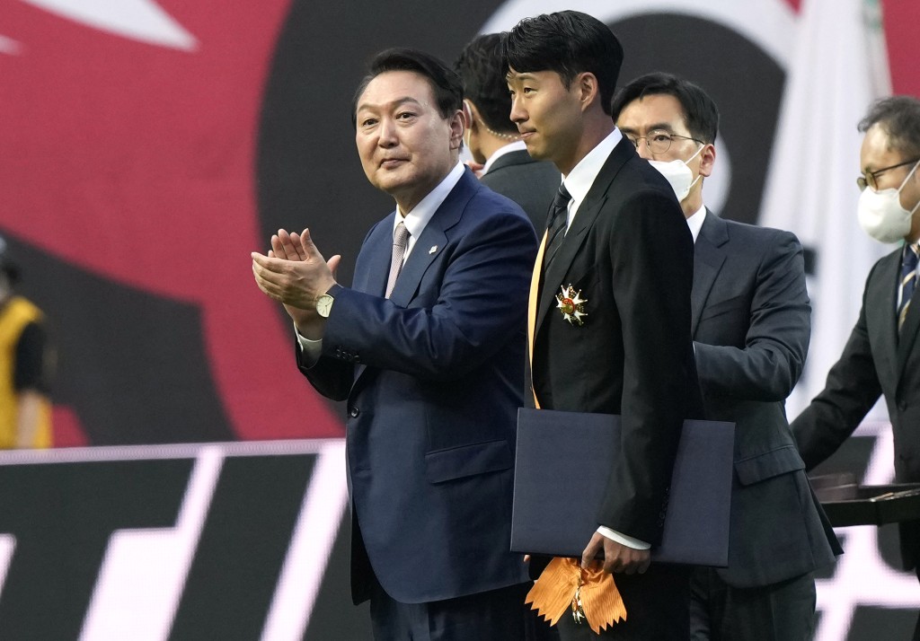孙兴民（右）获南韩总统尹锡悦（左）颁发南韩体育最高荣誉的青龙奖。AP