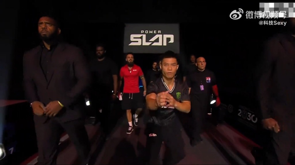 趙鴻剛在打耳光比賽中,被對手KO打至翻白眼。微博@科技Sexy 趙鴻剛在打耳光比賽中,被對手KO打至翻白眼。微博@科技Sexy