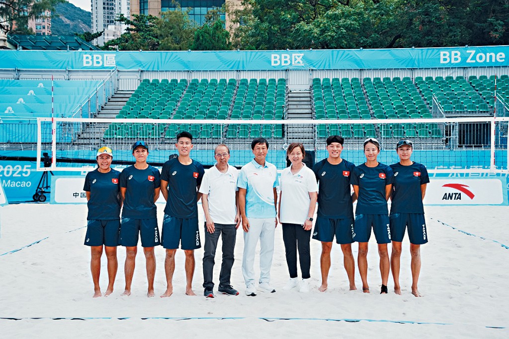 全運辦主任楊德強(中)周三到維園會跟港將加油,港將對場地都十分滿意。