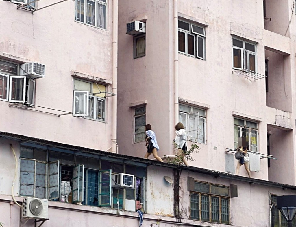 三名女子走上簷篷頂。Threads