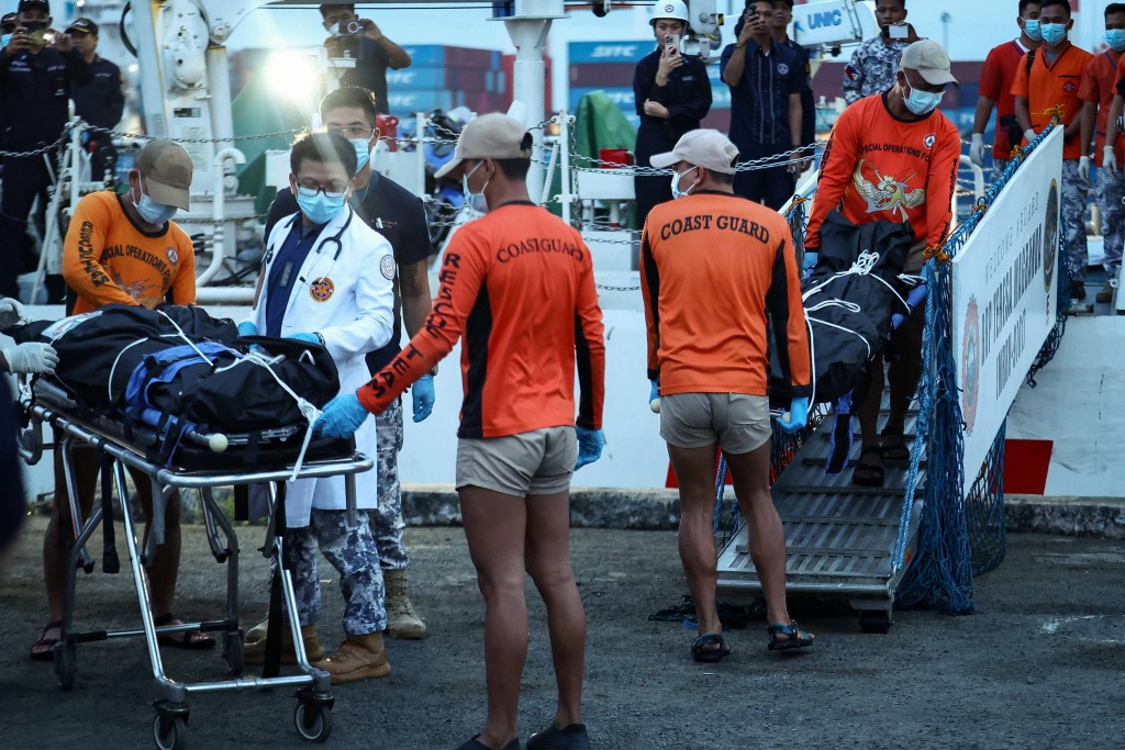 救援人員抬出遺體。路透社