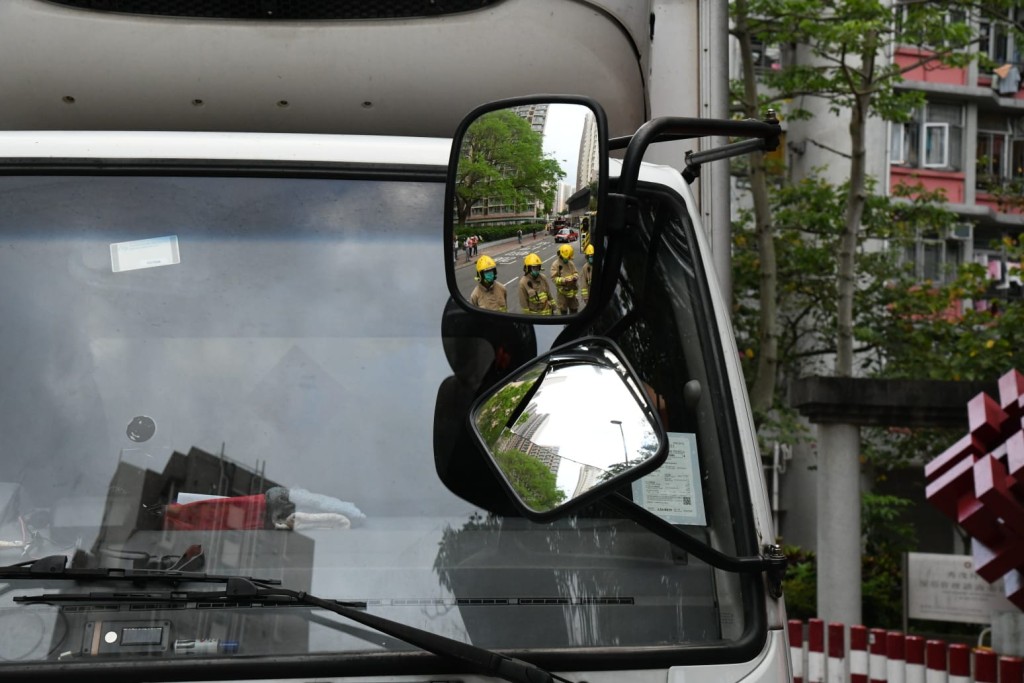事件中，貨車倒後鏡損毀。