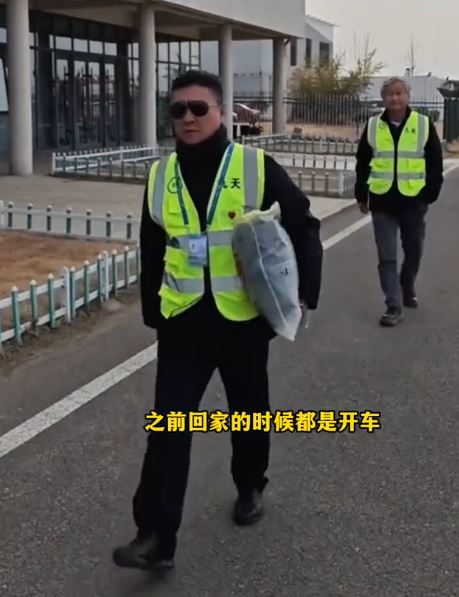 趙氏父子自駕飛機回老家過農曆新年。山東電視新聞