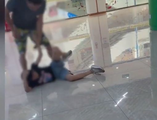 男子在商場對孩童連環施暴。抖音