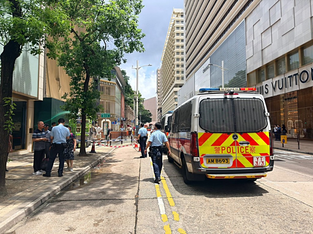 警方到場調查。 警方到場調查。