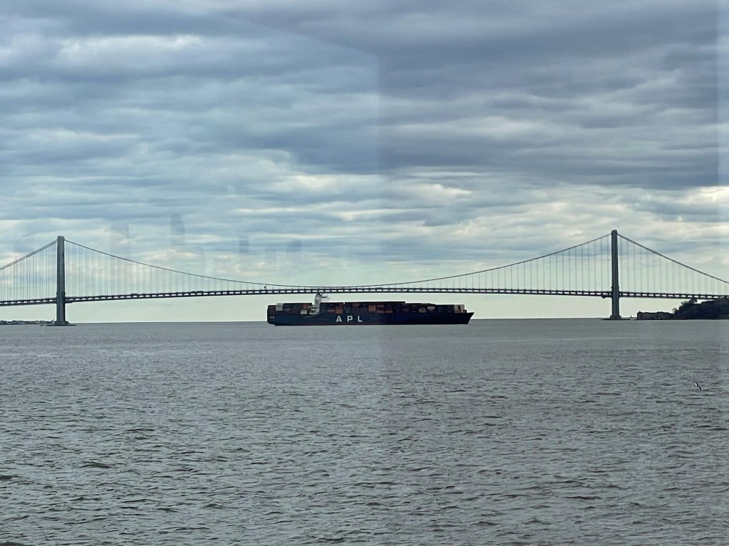 8.9萬噸「青島號」貨櫃輪在紐約一度失去動力。Ｘ
