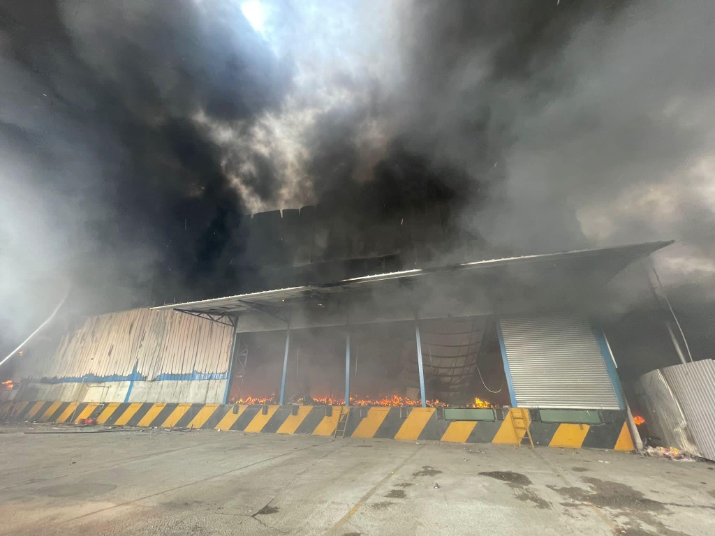 貨倉三級火黑煙沖天。消防處fb圖片