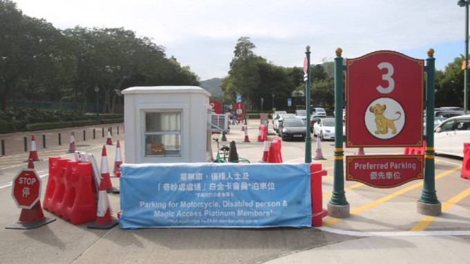 迪士尼停車場清潔工發現死老鼠 放紙箱寫「危險勿動」 惹「詐」彈驚魂