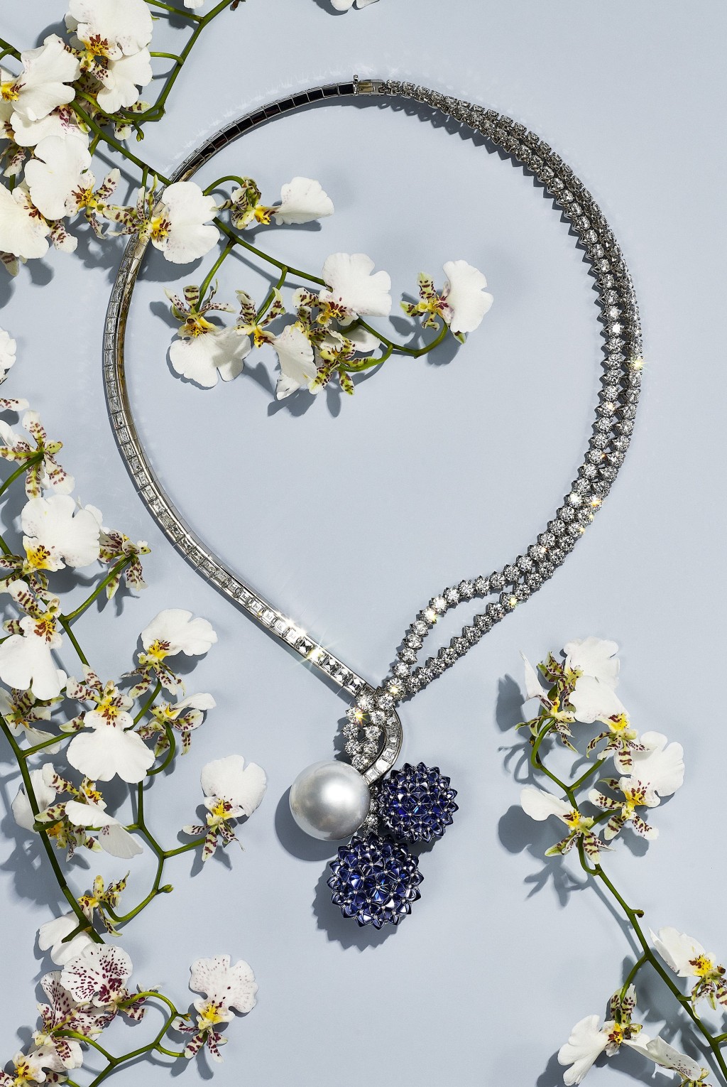 Botanica Thistle鉑金項鏈，鑲嵌一顆重量超過58卡的白色南洋珍珠，搭配總重超過51卡的訂製切割藍寶石，以及重逾47卡的混合式切割鑽石，呈現薊球尖刺的紋理。
