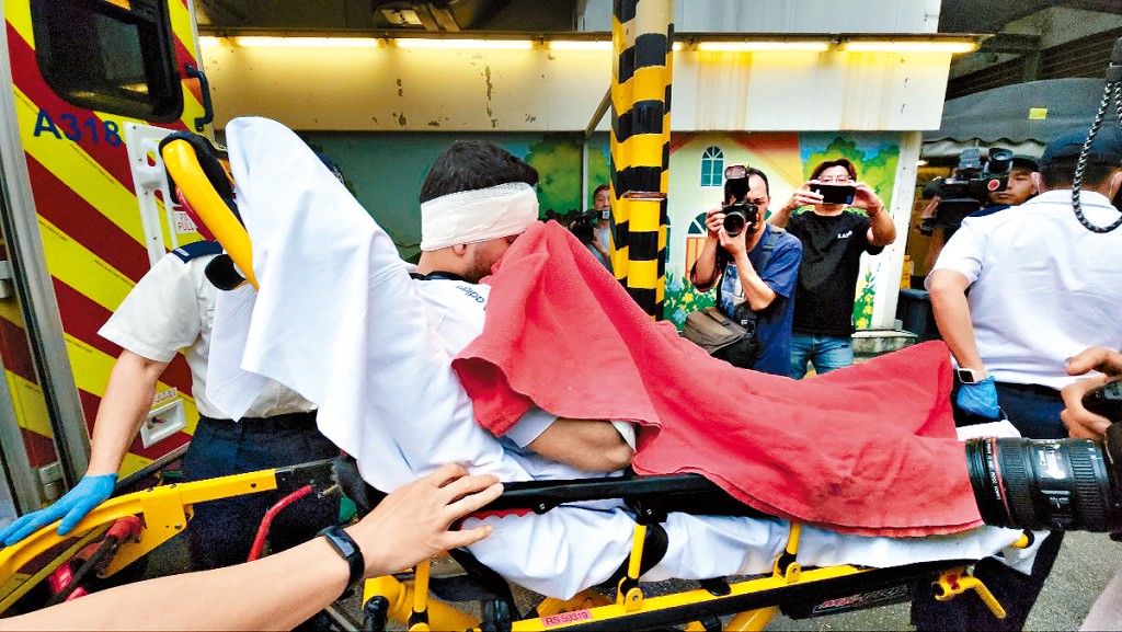 前額被斬傷事主清醒送院治理。