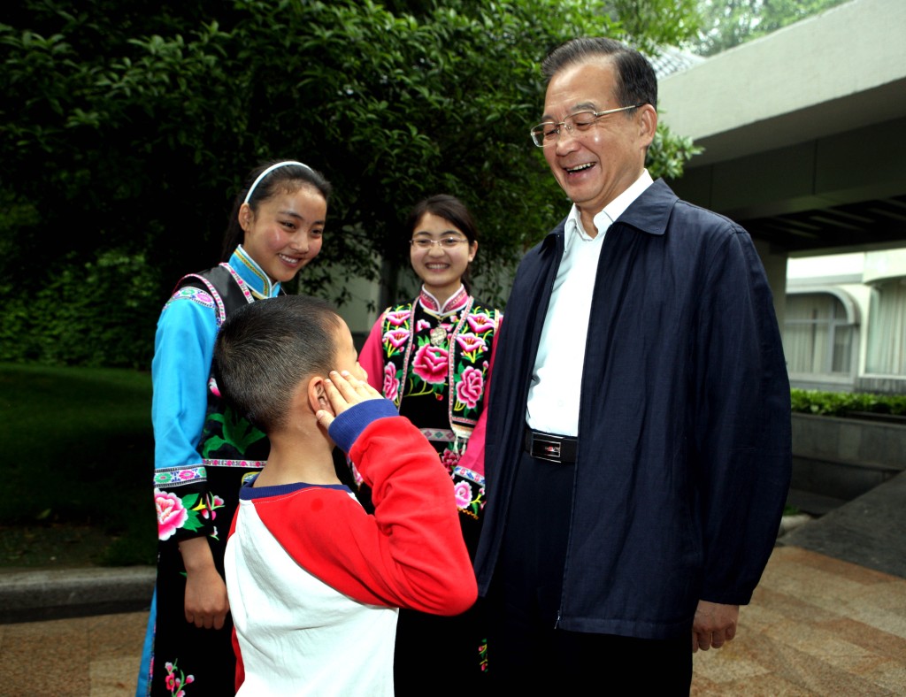 郎铮在汶川地震2周年的纪念活动上，向时任国家总理温家宝敬礼。