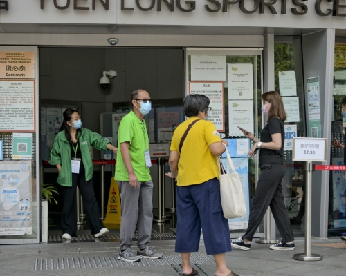 資科辦證實新冠疫苗接種預約系統昨天曾向預約者發出不正確短訊。資料圖片