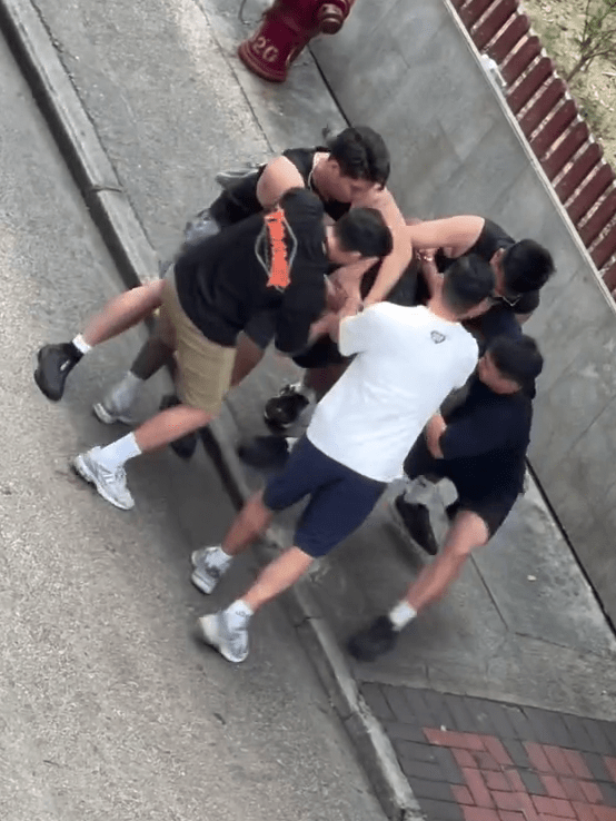 多名便衣警員將南亞青年制服在地。IG@hkbrawler 多名便衣警員將南亞青年制服在地。IG@hkbrawler