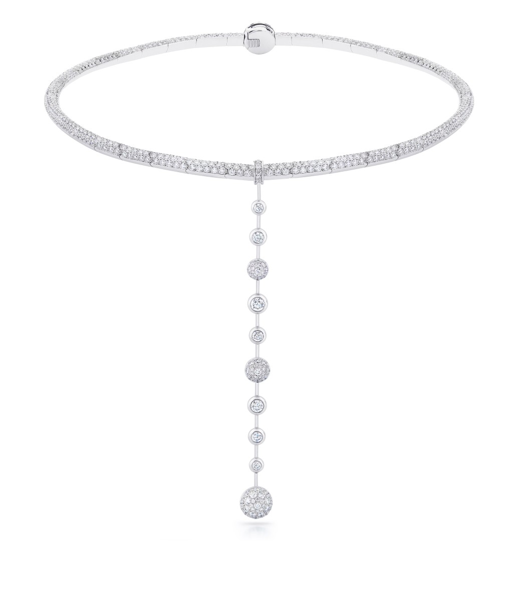 Atomique白金鑽石項鏈/$1,025,000，靈感源自鑽石的內部晶體結構。當中垂懸而下的圓形明亮式鑽石綫條，可從項鏈拆下，並連接兩個耳釘，營造不對稱的獨特造型。