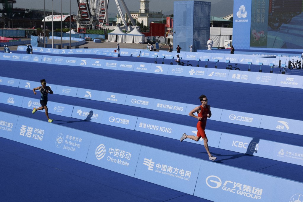 港隊勇奪全運會三項鐵人混合接力項目銀牌。 港隊勇奪全運會三項鐵人混合接力項目銀牌。