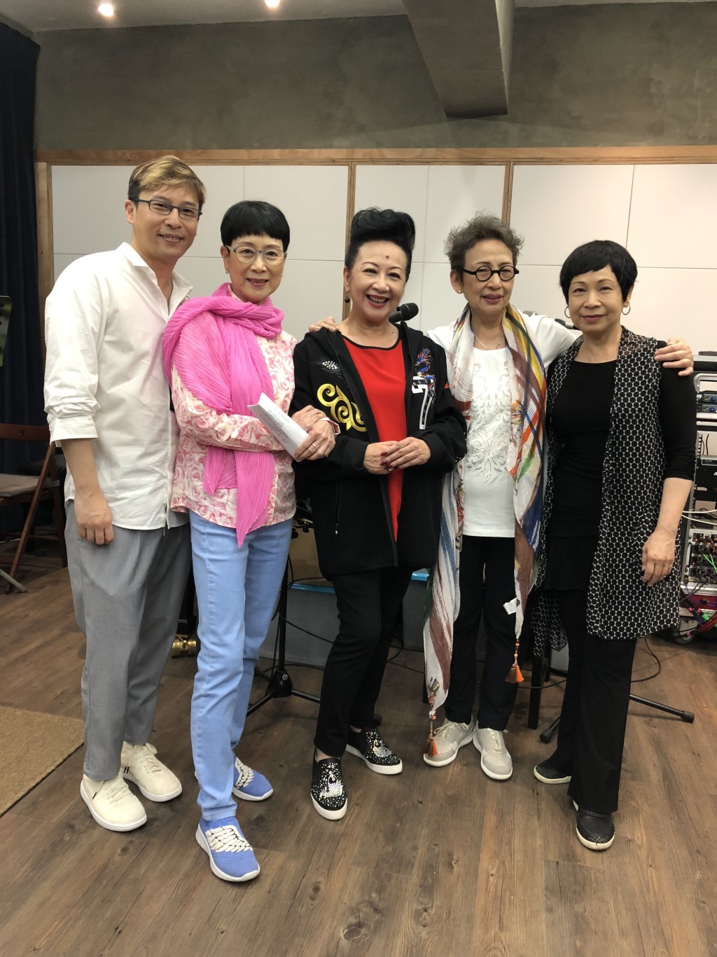 王爱明（右一）70年代曾加入TVB，与沈殿霞、汪明荃、张德兰四人组成《欢乐今宵》内组成「四朵金花」。