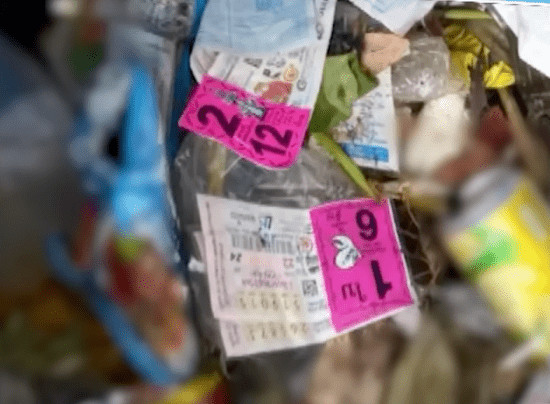 女事主在女鄰居家門外的垃圾桶找回2張無中獎彩券，唯獨那張中了600萬泰銖的頭獎彩券不知所終。Youtube@โหนกระแส [Hone-Krasae] official