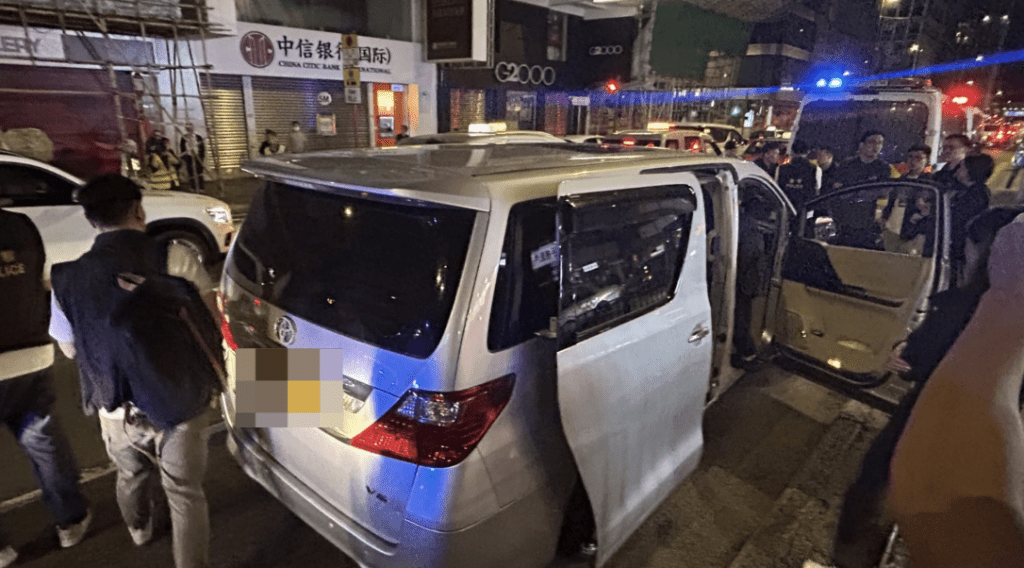 今日凌晨約一時,警方於旺角亞皆老街81號對開截獲一輛七人車,拘捕車上男司機,懷疑與昨日關員被斬傷案件有關。蔡楚輝攝 今日凌晨約一時,警方於旺角亞皆老街81號對開截獲一輛七人車,拘捕車上男司機,懷疑與昨日關員被斬傷案件有關。蔡楚輝攝