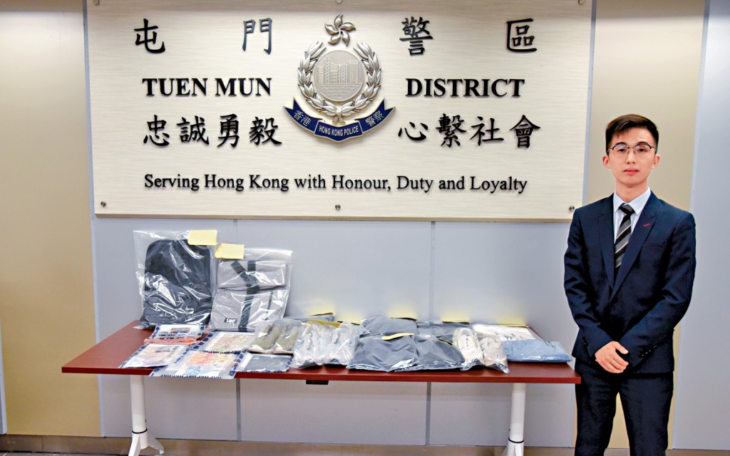 屯門警區重案組第2隊主管胡諾軒講述案情及展示案中證物。