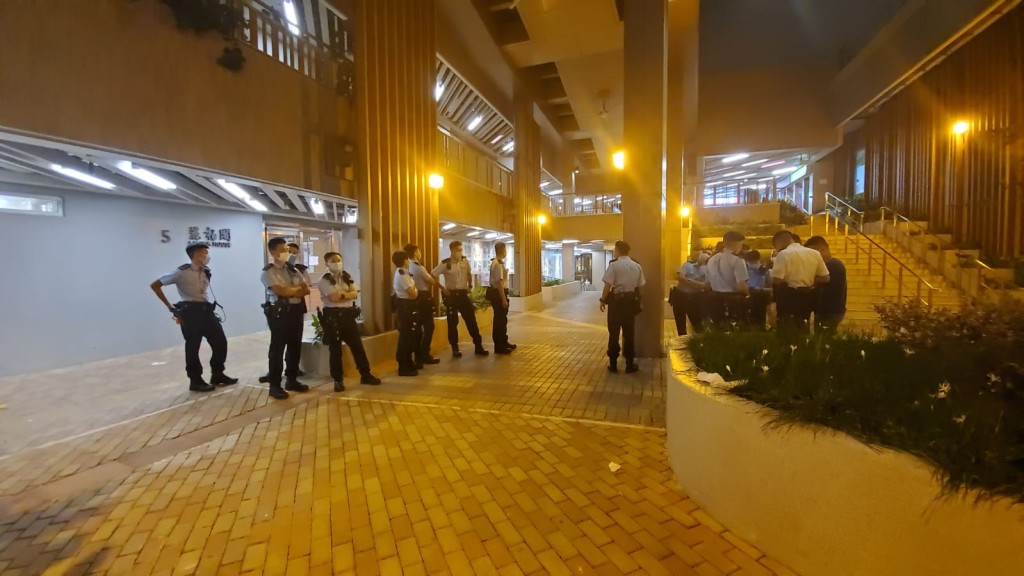 警方在麗翠苑調查