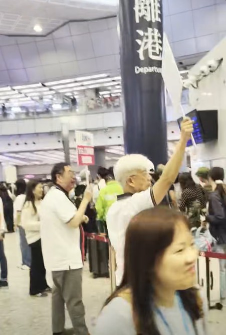 今早西九龍大堂有大批旅行團集合。項明生FB影片截圖