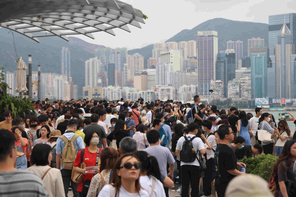 香港也到處人群。