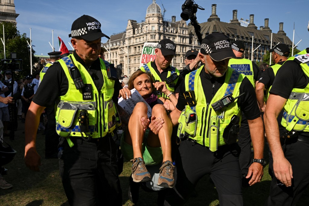 英国大都会警察以示持被禁由织为由逮捕464人。路透社