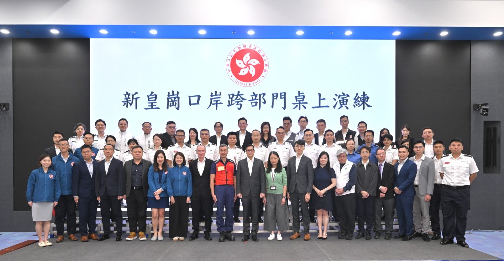 保安局局长邓炳强(前排中)和参与跨部门桌上演练的多个政府政策局/部门及相关机构代表合照。政府新闻处 保安局局长邓炳强(前排中)和参与跨部门桌上演练的多个政府政策局/部门及相关机构代表合照。政府新闻处